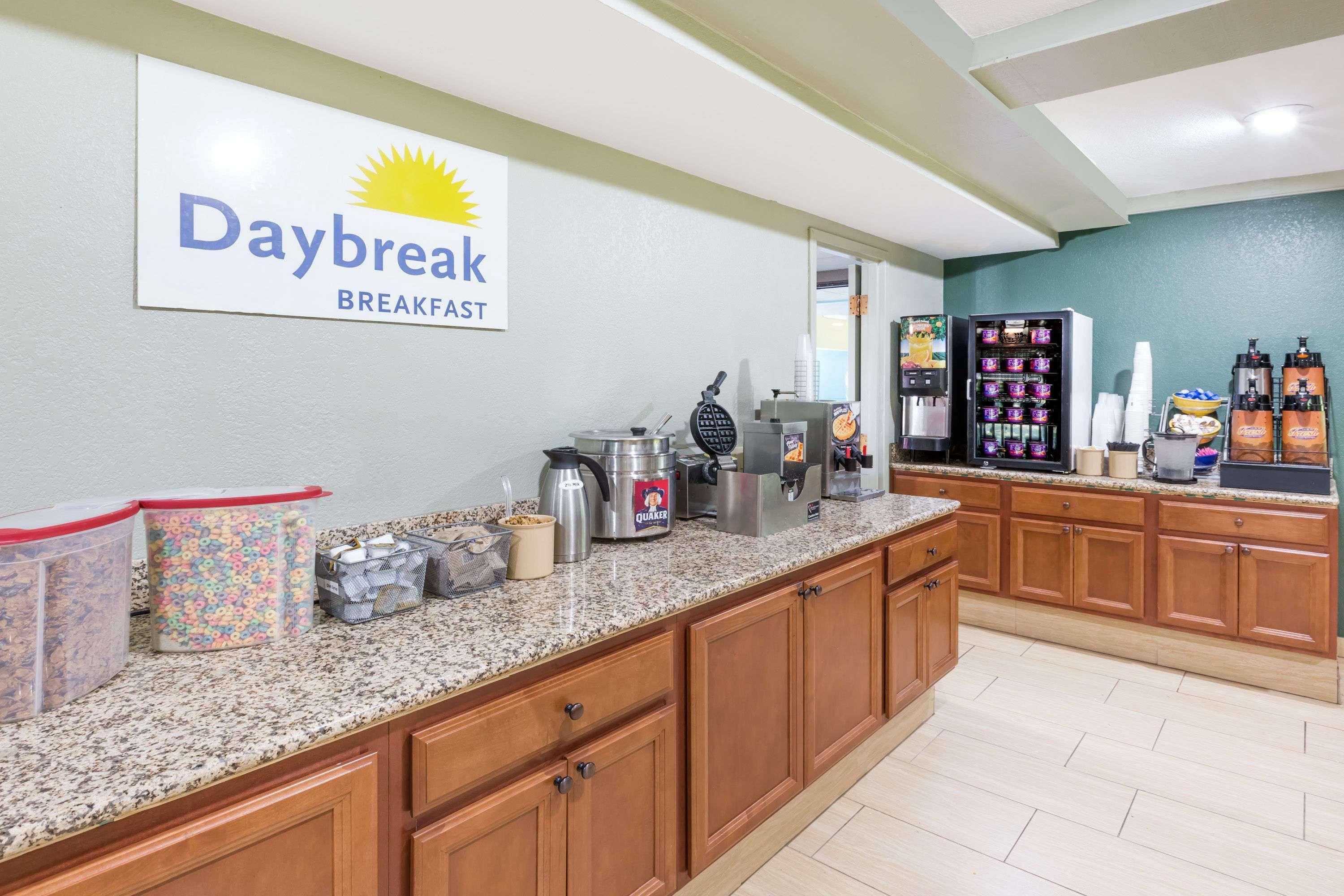 Days Inn By Wyndham West Des Moines Exterior foto